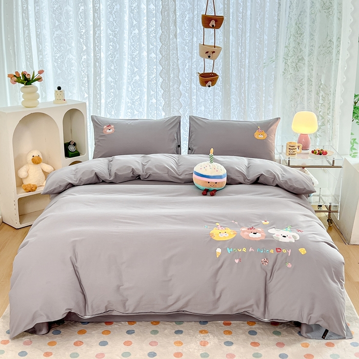 91家纺网 家纺一手货源 找家纺 曼町家居 2025春夏新款40支全棉纯棉水洗棉刺绣四件套 萌趣熊抱-薄雾灰