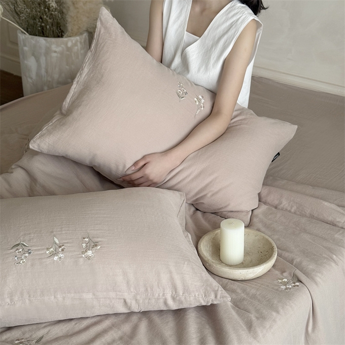 91家纺网 家纺一手货源 找家纺 鹿班家居 2025年夏季双层皱皱纱刺绣夏被系列—猫耳花园【标准会员-20元】 棕色