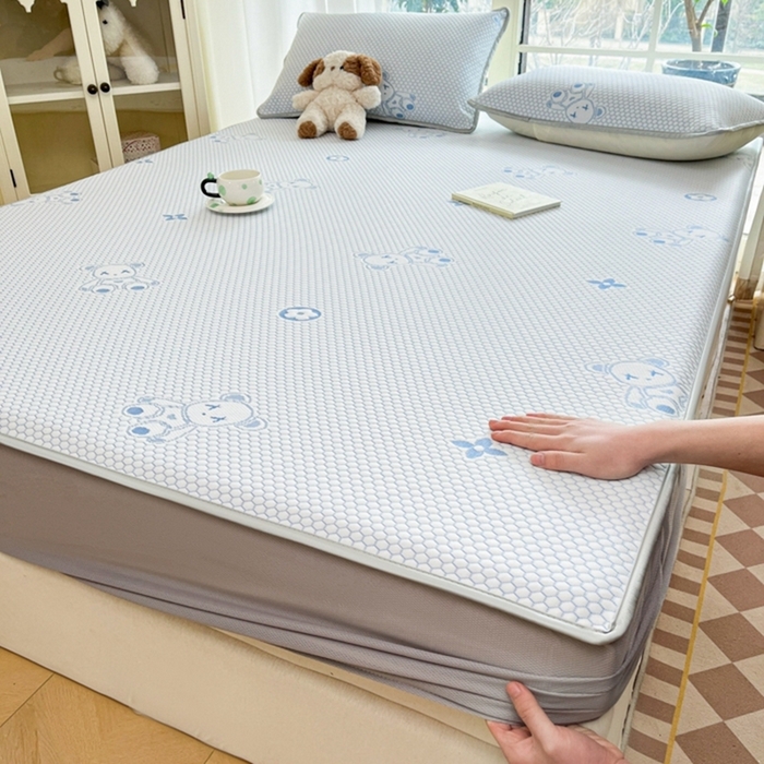 91家纺网 家纺一手货源 找家纺 静缘分2025新款直播爆款凉豆豆冰丝凉席三件套床笠款可水洗机洗夏季凉感冰豆豆空调席软席子 宝贝熊-蓝