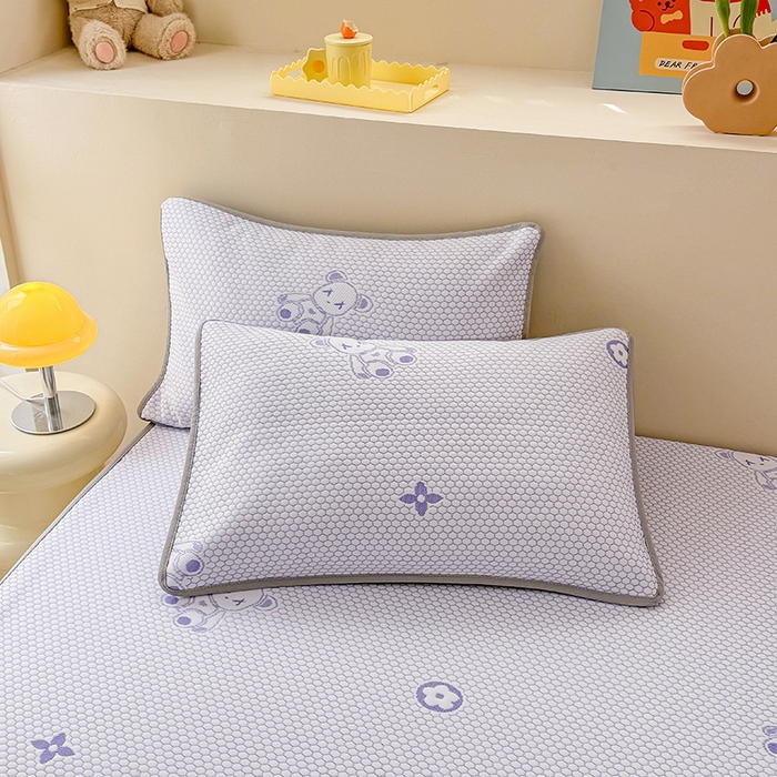 91家纺网 家纺一手货源 找家纺 雪鲨家纺  2025新款凉感冰豆豆凉席凉豆豆三件套冰丝提花软席PE 小熊紫