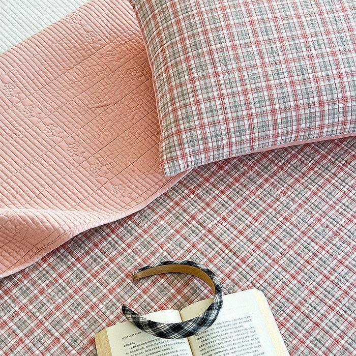 91家纺网 家纺一手货源 找家纺 沐纯家居 2025新款格子款天丝棉床盖三件套 布丁粉