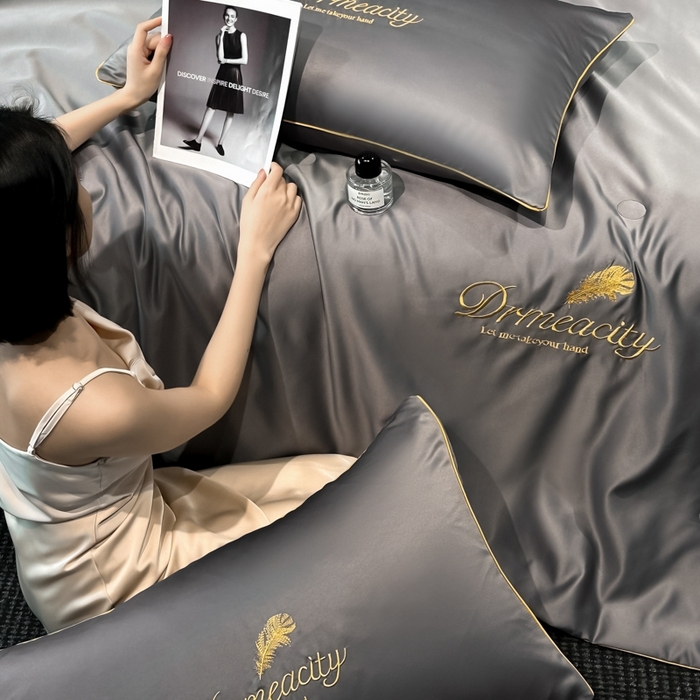 91家纺网 家纺一手货源 找家纺 伊梵居 2025新款水洗真丝刺绣夏被四件套 梦羽-高级灰