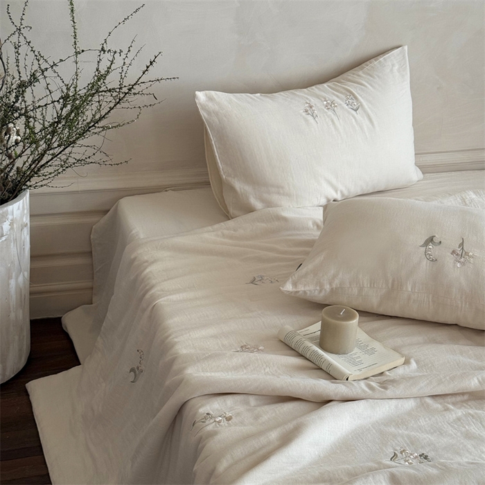 91家纺网 家纺一手货源 找家纺 鹿班家居 2025年夏季双层皱皱纱刺绣夏被系列—猫耳花园【标准会员-20元】 白色