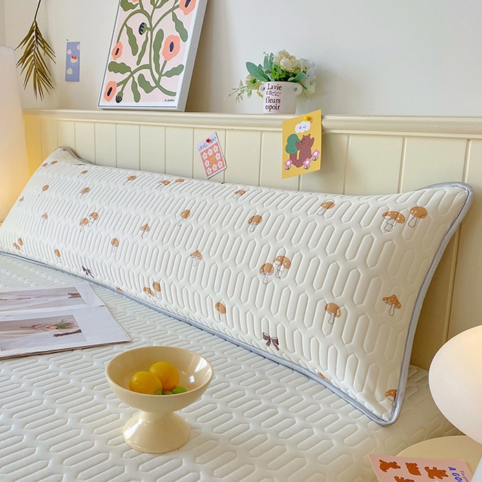 91家纺网 家纺一手货源 找家纺 雨彤家纺 2025年新款A类乳胶凉感丝双人长枕套 萌趣蘑菇-棕