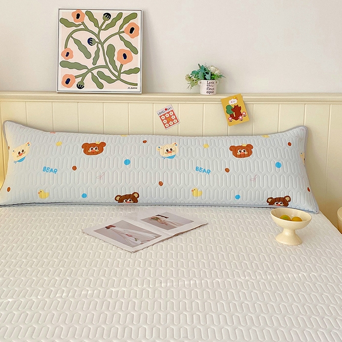 91家纺网 家纺一手货源 找家纺 雨彤家纺 2025年新款A类乳胶凉感丝双人长枕套 熊熊乐园-浅蓝