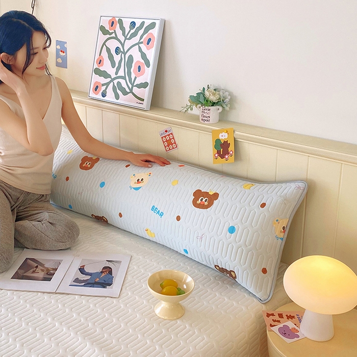 91家纺网 家纺一手货源 找家纺 雨彤家纺 2025年新款A类乳胶凉感丝双人长枕套 熊熊乐园-浅蓝