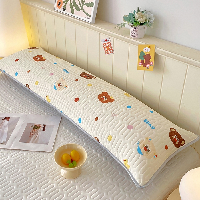 91家纺网 家纺一手货源 找家纺 雨彤家纺 2025年新款A类乳胶凉感丝双人长枕套 熊熊乐园-米黄