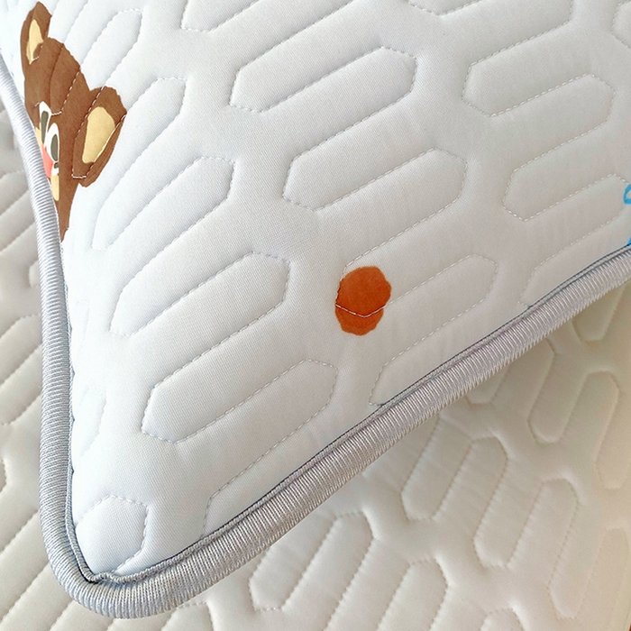 91家纺网 家纺一手货源 找家纺 雨彤家纺 2025年新款A类乳胶凉感丝双人长枕套 熊熊乐园-浅蓝