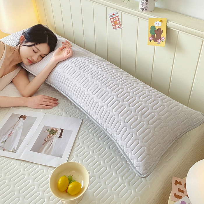 91家纺网 家纺一手货源 找家纺 雨彤家纺 2025年新款A类乳胶凉感丝双人长枕套 肌理纹-灰