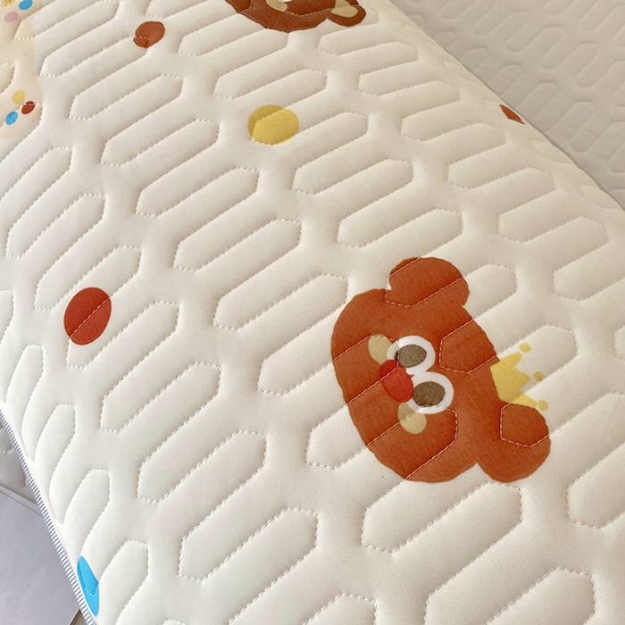 91家纺网 家纺一手货源 找家纺 雨彤家纺 2025年新款A类乳胶凉感丝双人长枕套 熊熊乐园-米黄