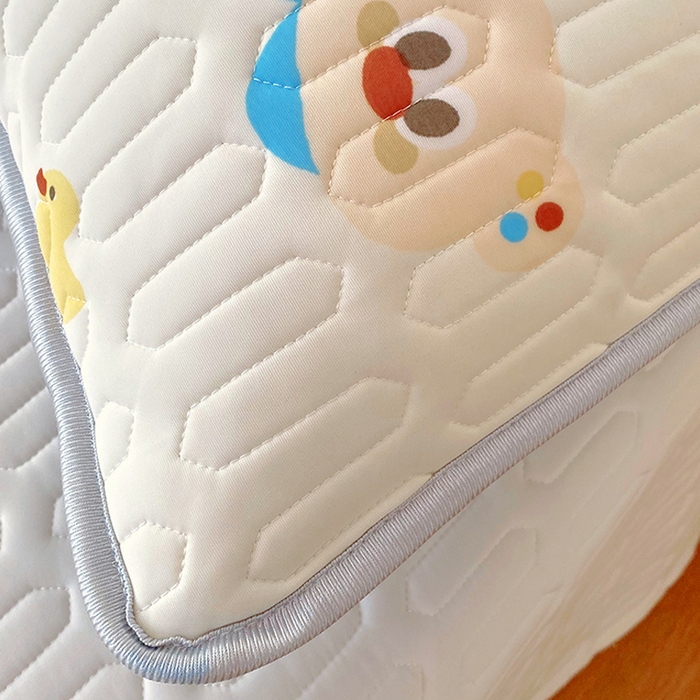 91家纺网 家纺一手货源 找家纺 雨彤家纺 2025年新款A类乳胶凉感丝双人长枕套 熊熊乐园-米黄