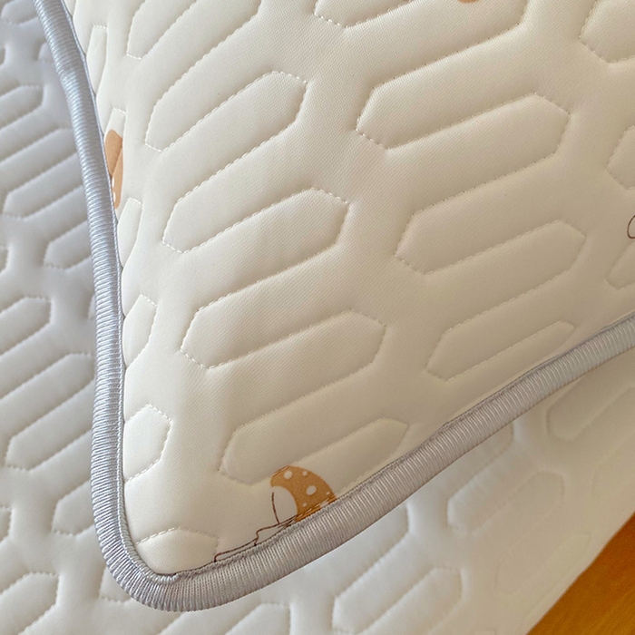 91家纺网 家纺一手货源 找家纺 雨彤家纺 2025年新款A类乳胶凉感丝双人长枕套 萌趣蘑菇-棕