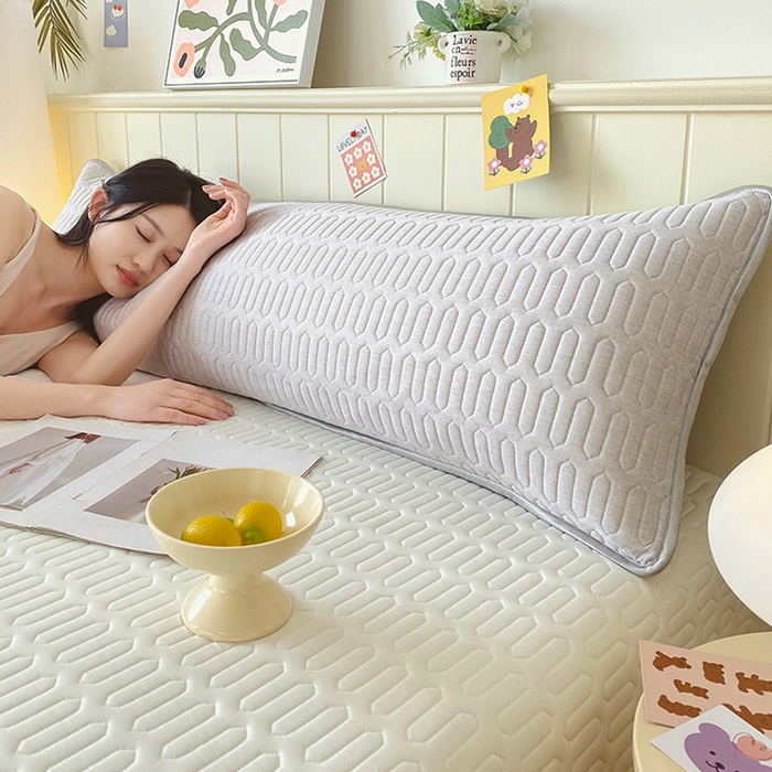 91家纺网 家纺一手货源 找家纺 雨彤家纺 2025年新款A类乳胶凉感丝双人长枕套 肌理纹-灰