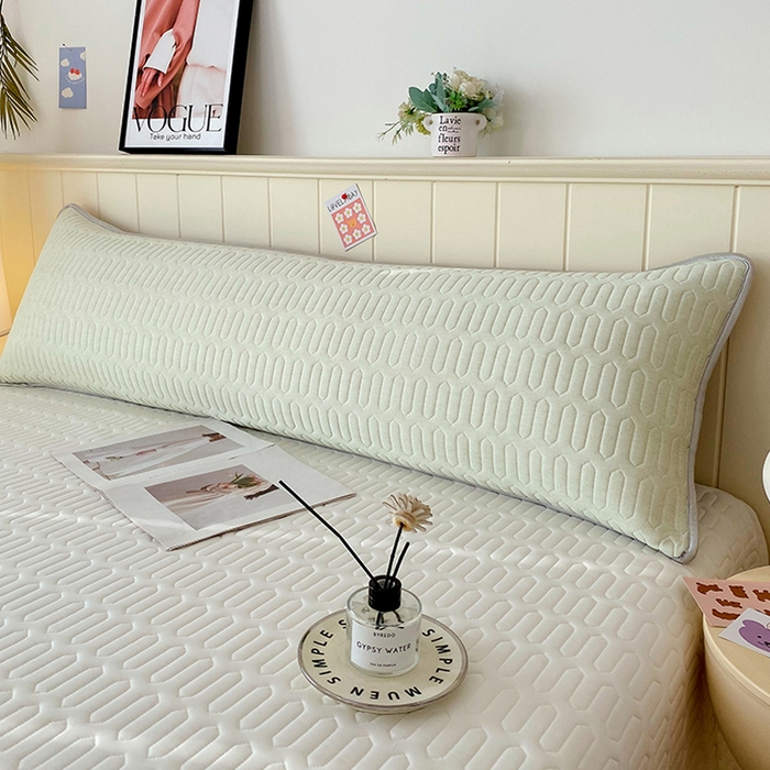 91家纺网 家纺一手货源 找家纺 雨彤家纺 2025年新款A类乳胶凉感丝双人长枕套 肌理纹-橄榄绿