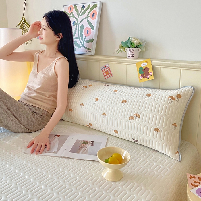 91家纺网 家纺一手货源 找家纺 雨彤家纺 2025年新款A类乳胶凉感丝双人长枕套 萌趣蘑菇-棕