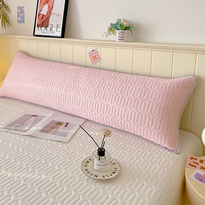 91家纺网 家纺一手货源 找家纺 雨彤家纺 2025年新款A类乳胶凉感丝双人长枕套 肌理纹-粉