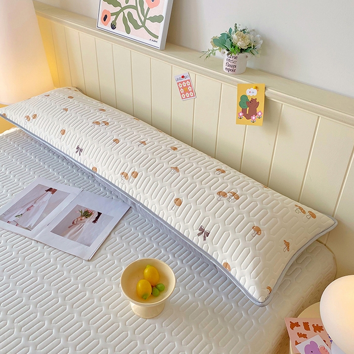 91家纺网 家纺一手货源 找家纺 雨彤家纺 2025年新款A类乳胶凉感丝双人长枕套 萌趣蘑菇-棕