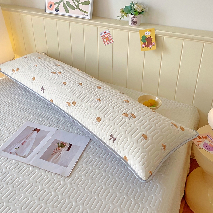 91家纺网 家纺一手货源 找家纺 雨彤家纺 2025年新款A类乳胶凉感丝双人长枕套 萌趣蘑菇-棕