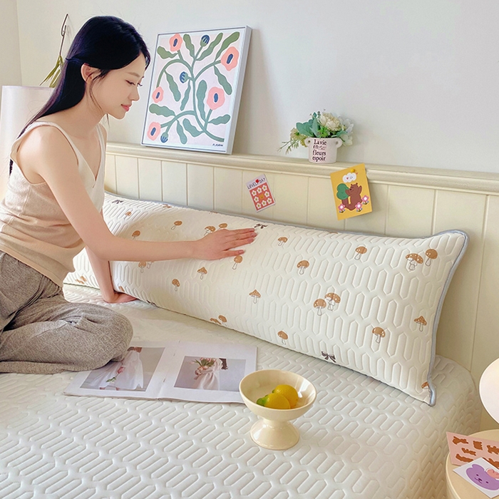 91家纺网 家纺一手货源 找家纺 雨彤家纺 2025年新款A类乳胶凉感丝双人长枕套 萌趣蘑菇-棕