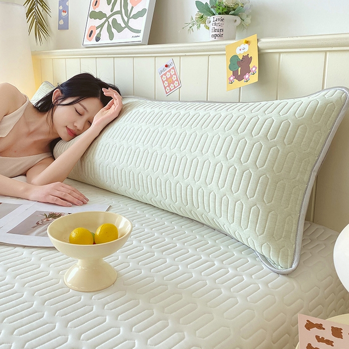 91家纺网 家纺一手货源 找家纺 雨彤家纺 2025年新款A类乳胶凉感丝双人长枕套 肌理纹-橄榄绿