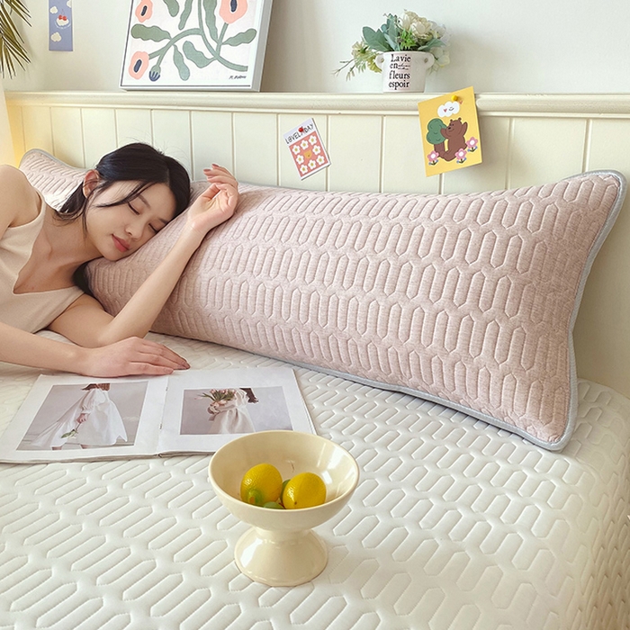 91家纺网 家纺一手货源 找家纺 雨彤家纺 2025年新款A类乳胶凉感丝双人长枕套 肌理纹-咖