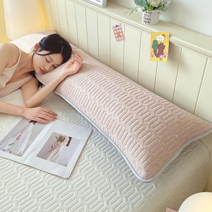 91家纺网 家纺一手货源 找家纺 雨彤家纺 2025年新款A类乳胶凉感丝双人长枕套 肌理纹-咖