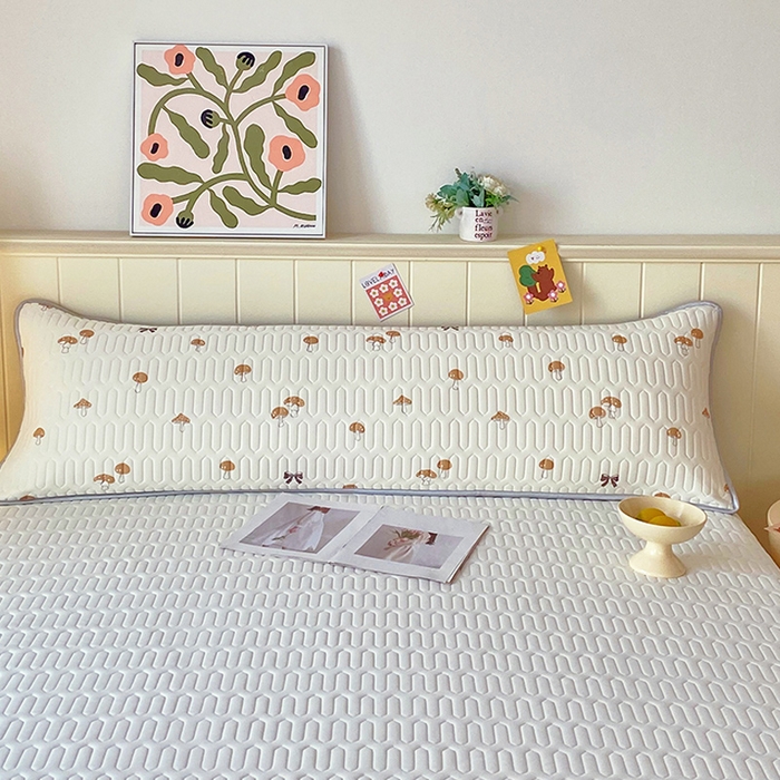 91家纺网 家纺一手货源 找家纺 雨彤家纺 2025年新款A类乳胶凉感丝双人长枕套 萌趣蘑菇-棕