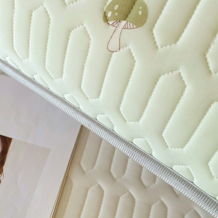 91家纺网 家纺一手货源 找家纺 雨彤家纺 2025年新款A类乳胶凉感丝双人长枕套 萌趣蘑菇-果绿