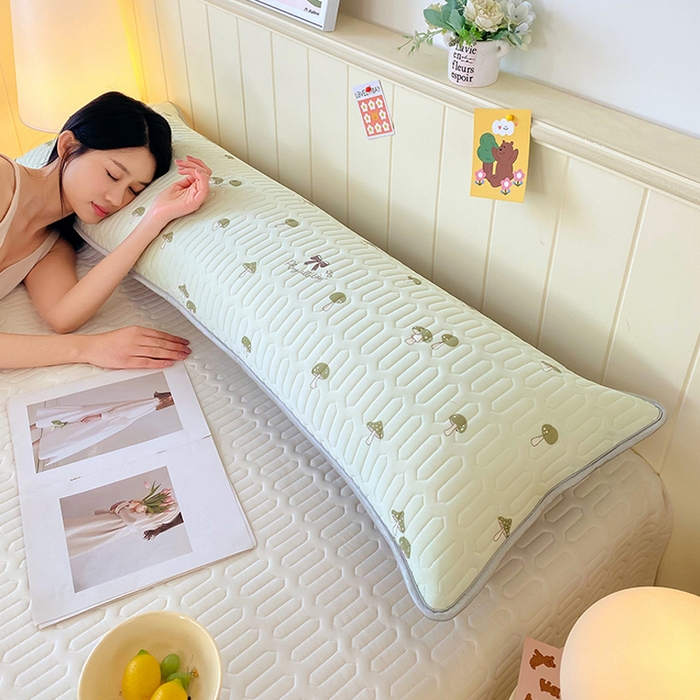 91家纺网 家纺一手货源 找家纺 雨彤家纺 2025年新款A类乳胶凉感丝双人长枕套 萌趣蘑菇-果绿