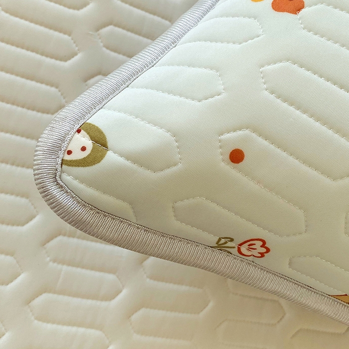 91家纺网 家纺一手货源 找家纺 雨彤家纺 2025年新款A类乳胶凉感丝双人长枕套 樱桃小兔