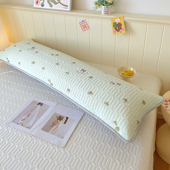 91家纺网 家纺一手货源 找家纺 雨彤家纺 2025年新款A类乳胶凉感丝双人长枕套 萌趣蘑菇-果绿