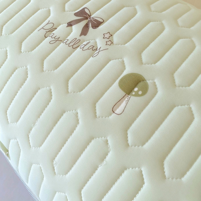 91家纺网 家纺一手货源 找家纺 雨彤家纺 2025年新款A类乳胶凉感丝双人长枕套 萌趣蘑菇-果绿