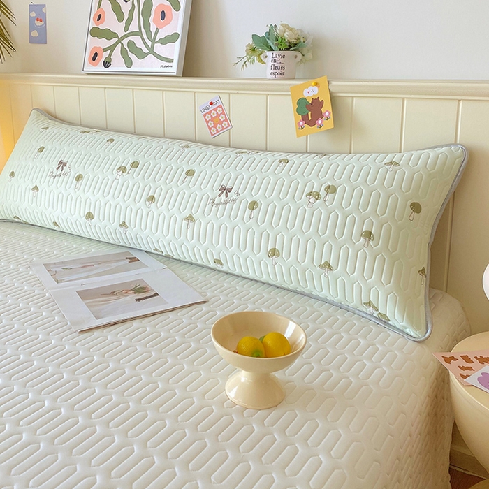 91家纺网 家纺一手货源 找家纺 雨彤家纺 2025年新款A类乳胶凉感丝双人长枕套 萌趣蘑菇-果绿