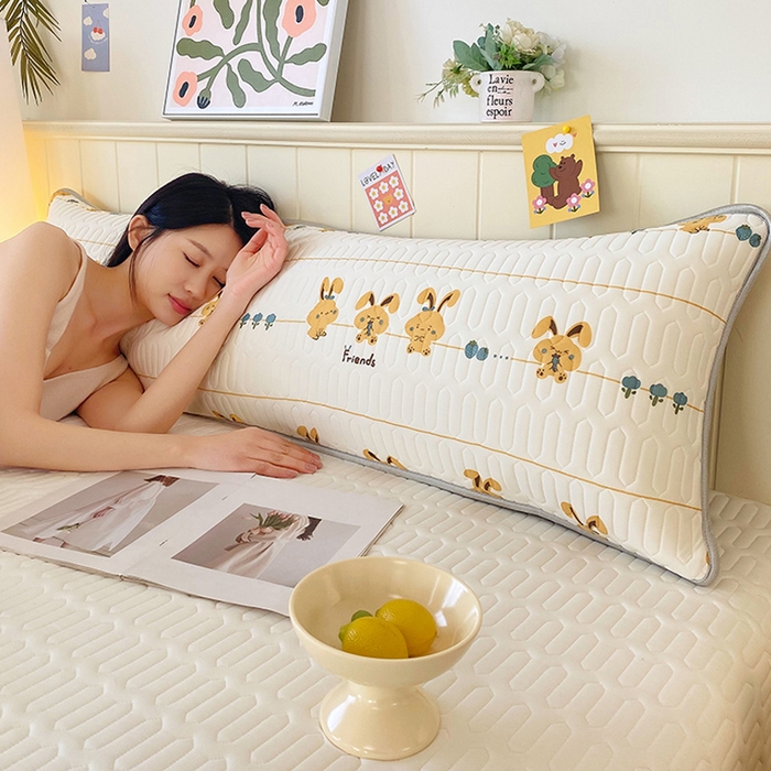 91家纺网 家纺一手货源 找家纺 雨彤家纺 2025年新款A类乳胶凉感丝双人长枕套 萌萌兔