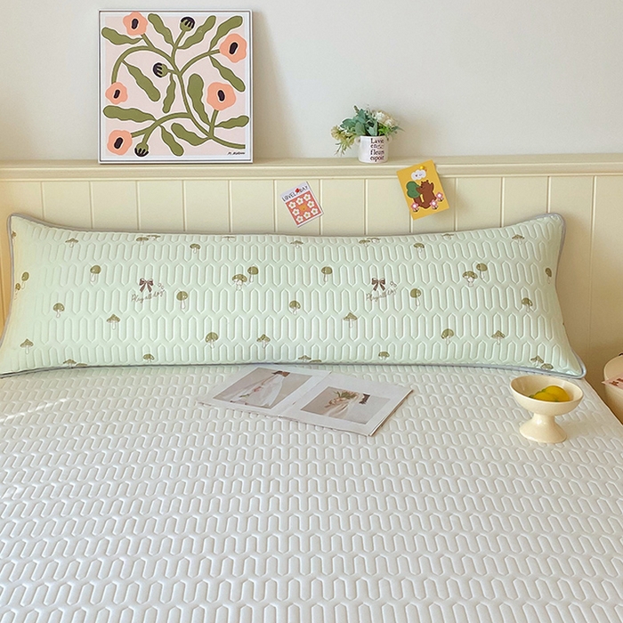 91家纺网 家纺一手货源 找家纺 雨彤家纺 2025年新款A类乳胶凉感丝双人长枕套 萌趣蘑菇-果绿