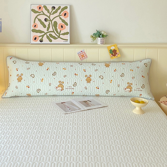 91家纺网 家纺一手货源 找家纺 雨彤家纺 2025年新款A类乳胶凉感丝双人长枕套 樱桃小兔