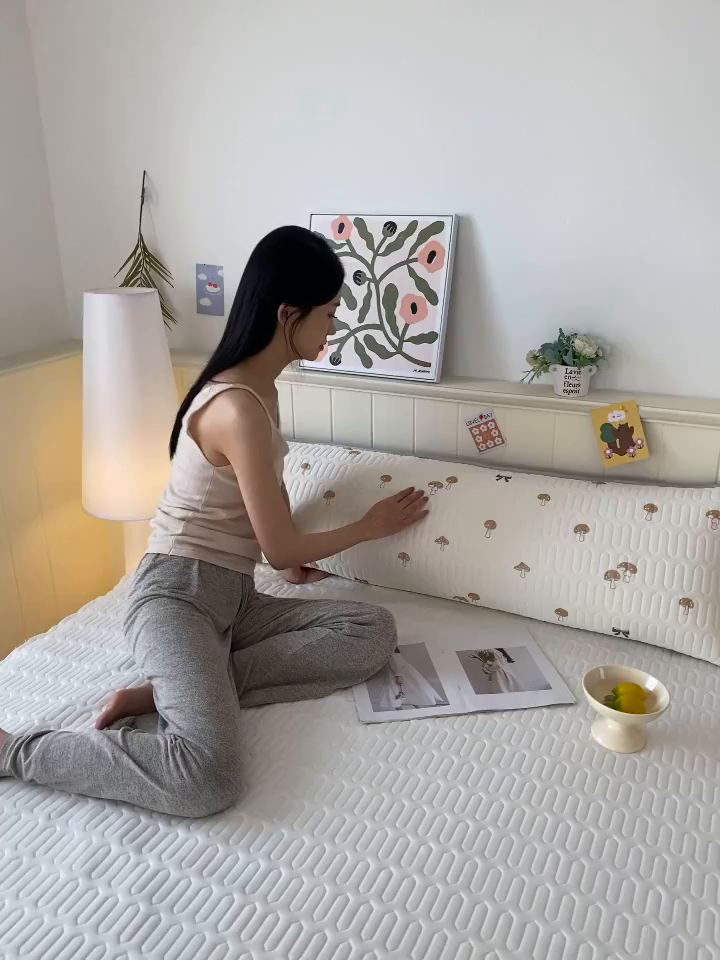 91家纺网 家纺一手货源 找家纺 雨彤家纺 2025年新款A类乳胶凉感丝双人长枕套 萌趣蘑菇-棕