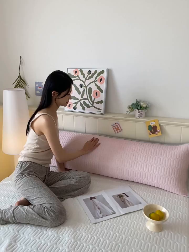 91家纺网 家纺一手货源 找家纺 雨彤家纺 2025年新款A类乳胶凉感丝双人长枕套 肌理纹-粉