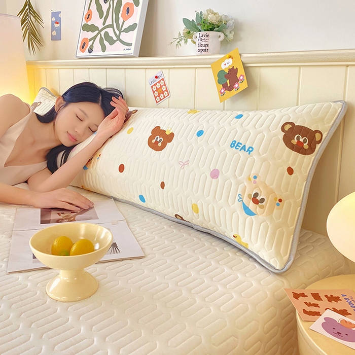 91家纺网 家纺一手货源 找家纺 雨彤家纺 2025年新款A类乳胶凉感丝双人长枕套 熊熊乐园-米黄