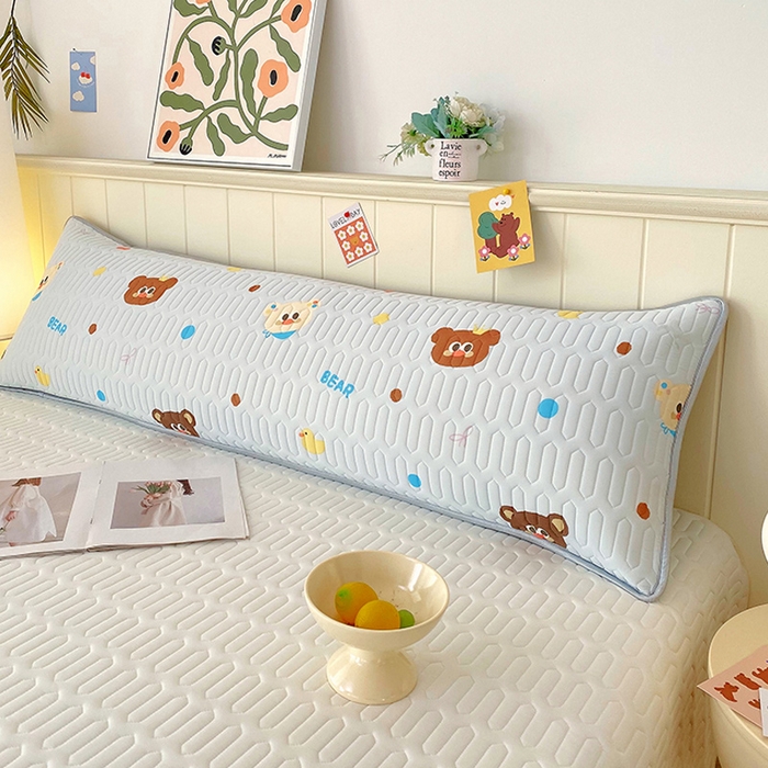 91家纺网 家纺一手货源 找家纺 雨彤家纺 2025年新款A类乳胶凉感丝双人长枕套 熊熊乐园-浅蓝