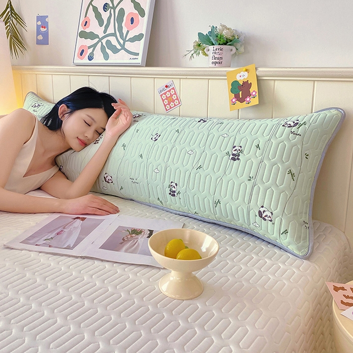 91家纺网 家纺一手货源 找家纺 雨彤家纺 2025年新款A类乳胶凉感丝双人长枕套 熊猫宝宝-湖蓝