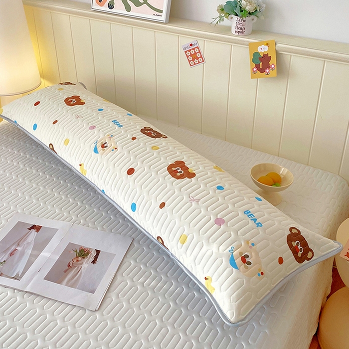 91家纺网 家纺一手货源 找家纺 雨彤家纺 2025年新款A类乳胶凉感丝双人长枕套 熊熊乐园-米黄