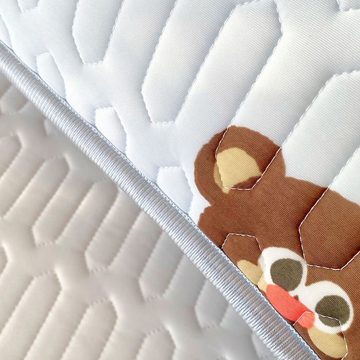 91家纺网 家纺一手货源 找家纺 雨彤家纺 2025年新款A类乳胶凉感丝双人长枕套 熊熊乐园-浅蓝