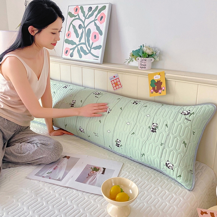 91家纺网 家纺一手货源 找家纺 雨彤家纺 2025年新款A类乳胶凉感丝双人长枕套 熊猫宝宝-湖蓝