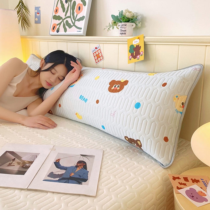 91家纺网 家纺一手货源 找家纺 雨彤家纺 2025年新款A类乳胶凉感丝双人长枕套 熊熊乐园-浅蓝