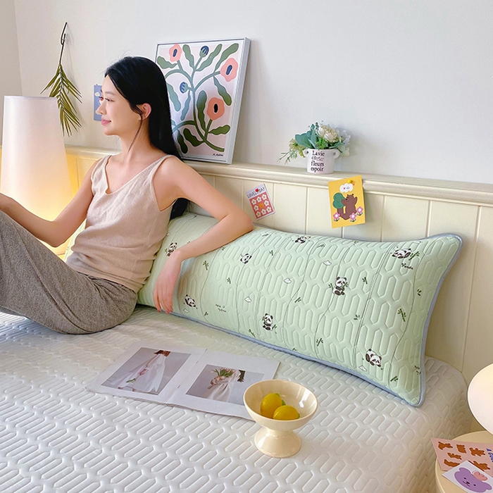 91家纺网 家纺一手货源 找家纺 雨彤家纺 2025年新款A类乳胶凉感丝双人长枕套 熊猫宝宝-湖蓝