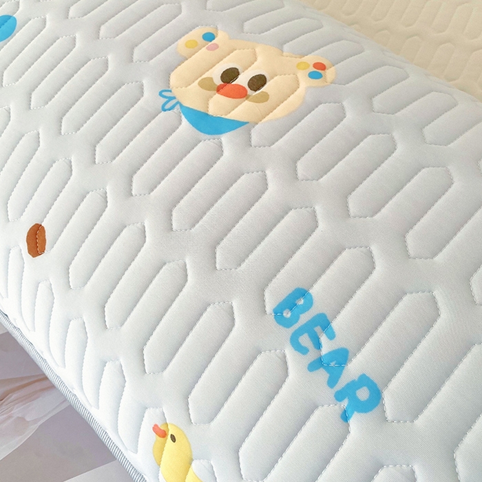 91家纺网 家纺一手货源 找家纺 雨彤家纺 2025年新款A类乳胶凉感丝双人长枕套 熊熊乐园-浅蓝