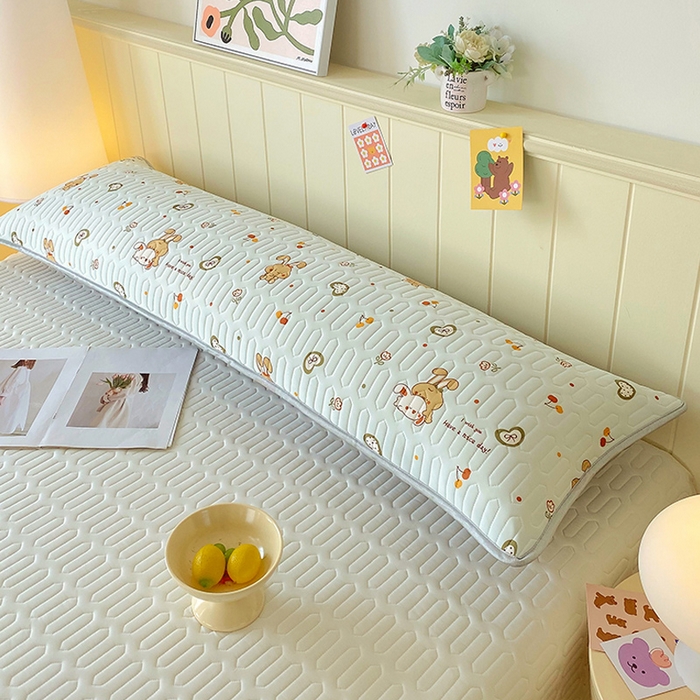 91家纺网 家纺一手货源 找家纺 雨彤家纺 2025年新款A类乳胶凉感丝双人长枕套 樱桃小兔