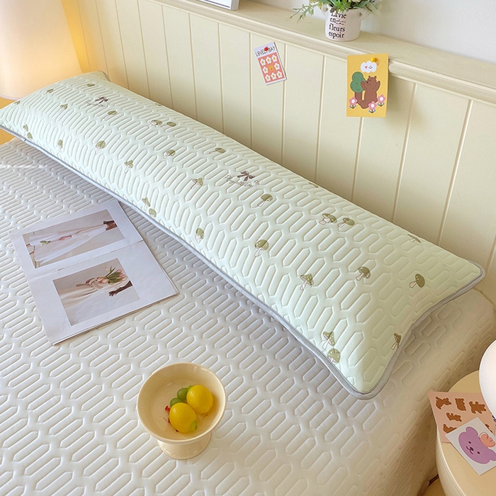 91家纺网 家纺一手货源 找家纺 雨彤家纺 2025年新款A类乳胶凉感丝双人长枕套 萌趣蘑菇-果绿