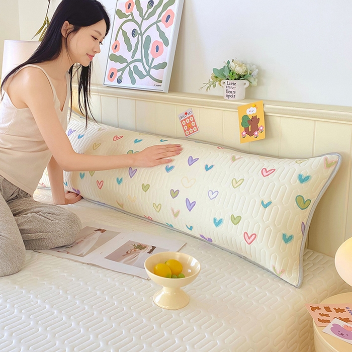 91家纺网 家纺一手货源 找家纺 雨彤家纺 2025年新款A类乳胶凉感丝双人长枕套 梦幻爱心